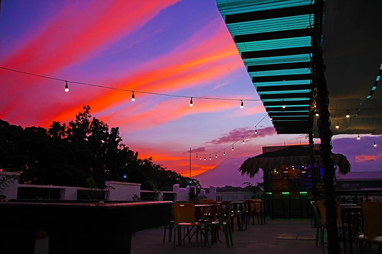Antwet Backpacker'S Inn & Rooftop Bar Dumaguete City Bagian luar foto