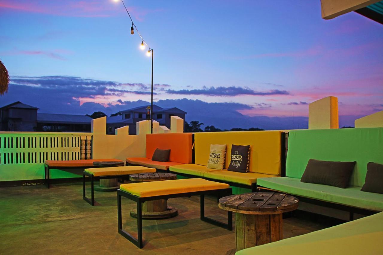 Antwet Backpacker'S Inn & Rooftop Bar Dumaguete City Bagian luar foto