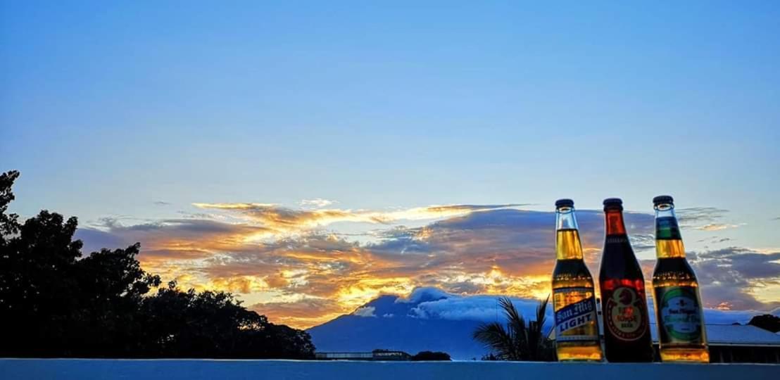 Antwet Backpacker'S Inn & Rooftop Bar Dumaguete City Bagian luar foto
