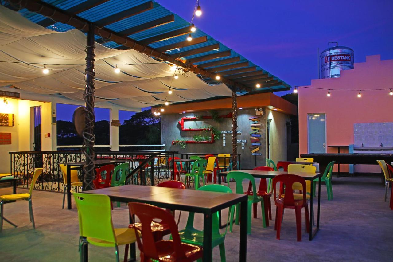 Antwet Backpacker'S Inn & Rooftop Bar Dumaguete City Bagian luar foto