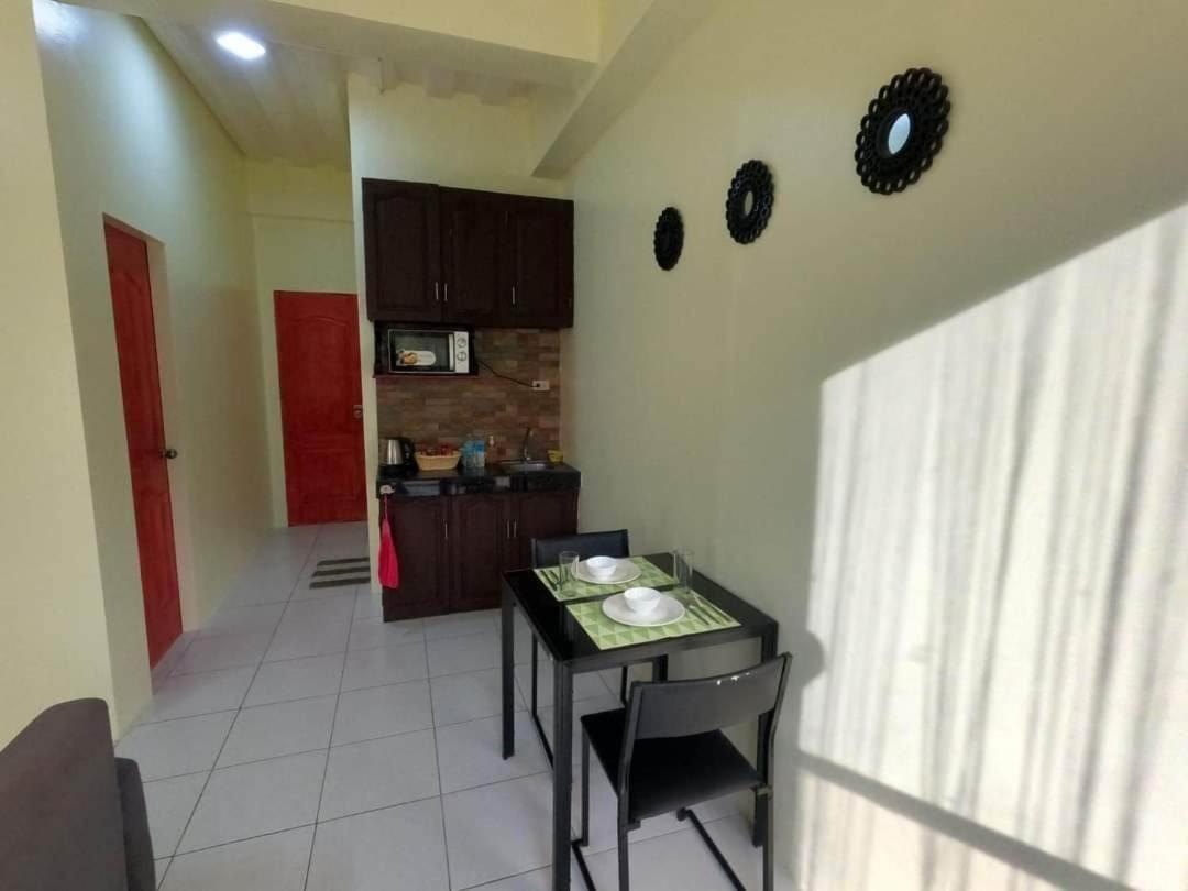 Antwet Backpacker'S Inn & Rooftop Bar Dumaguete City Bagian luar foto